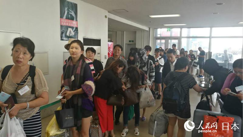 臺風の影響で足止めされていた中國人旅客ら、空路や海路で帰國の途に