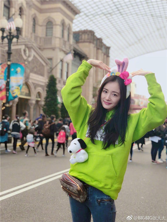 楊冪の大親友が微博に寫真をタグ付けして誕生日を祝福