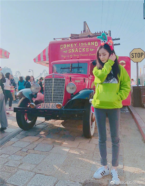 楊冪の大親友が微博に寫真をタグ付けして誕生日を祝福