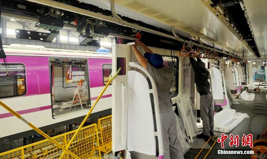 成都市に伝統(tǒng)的な「臉譜」意識したデザインの地下鉄車両登場