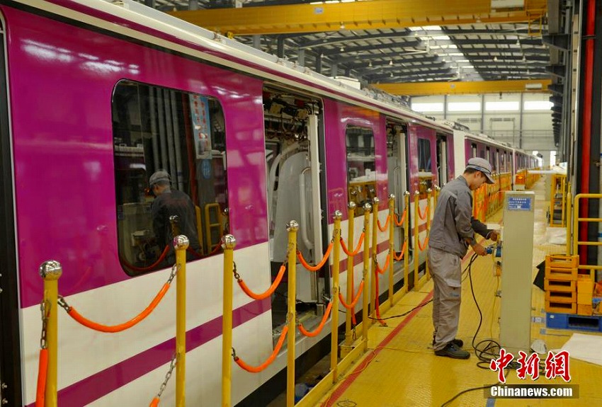 成都市に伝統(tǒng)的な「臉譜」意識(shí)したデザインの地下鉄車両登場(chǎng)