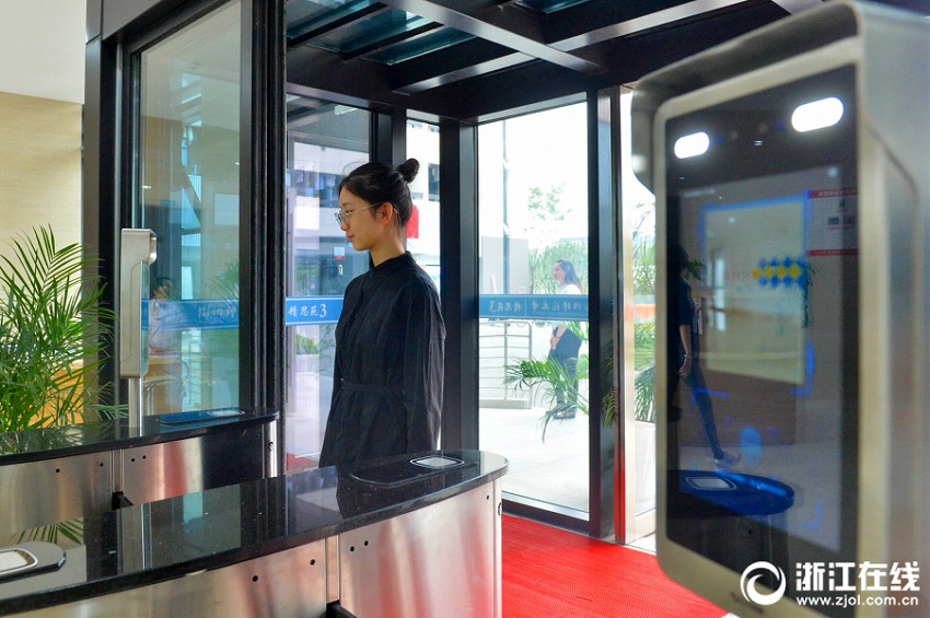杭州の大學(xué)、顔スキャンで學(xué)生寮の出入りを?qū)g現(xiàn)