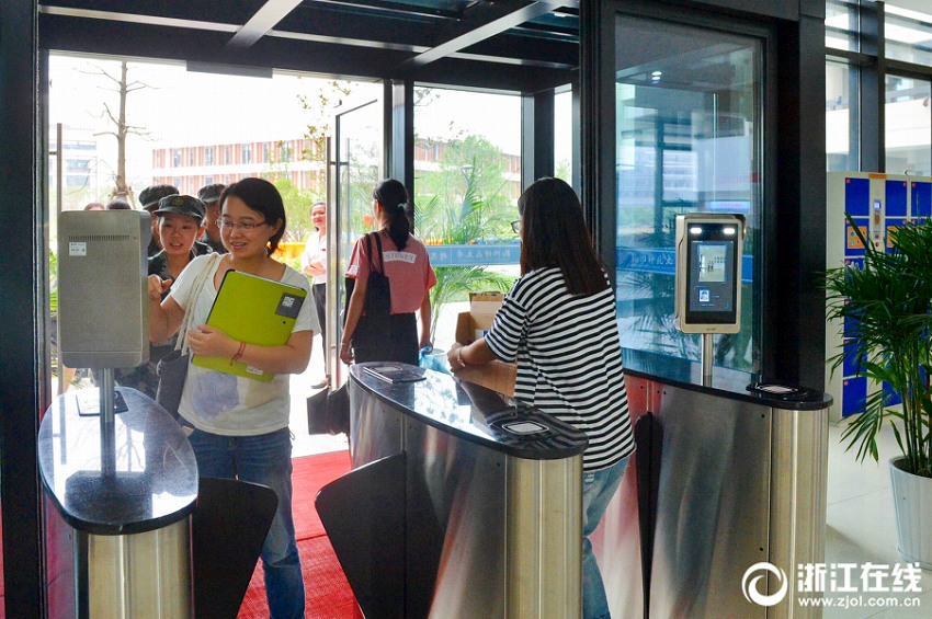 杭州の大學(xué)、顔スキャンで學(xué)生寮の出入りを?qū)g現(xiàn)