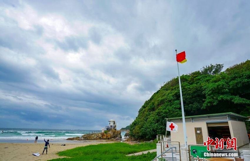 香港で強(qiáng)風(fēng)警報(bào)、高波を楽しむサーファーたち