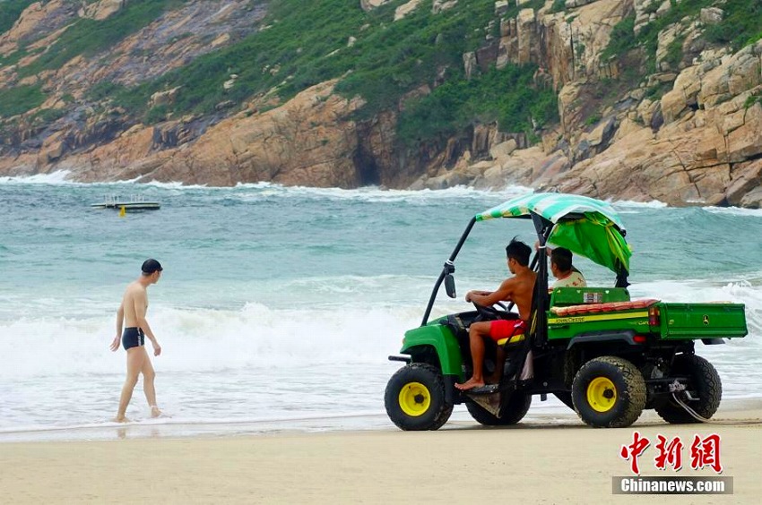 香港で強(qiáng)風(fēng)警報(bào)、高波を楽しむサーファーたち