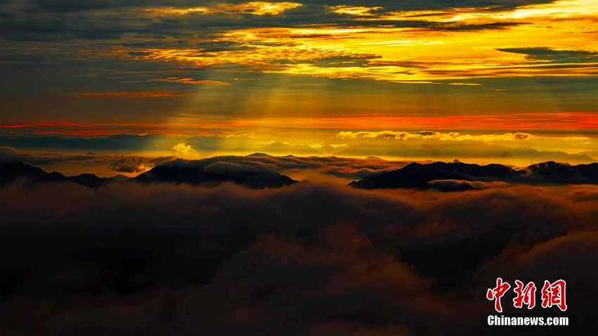 安徽省の黃山に雲海広がる　水墨畫のような絶景