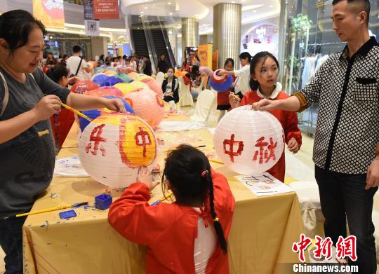 手描きちょうちんで中秋節(jié)　重慶市