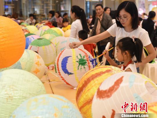 手描きちょうちんで中秋節(jié)　重慶市