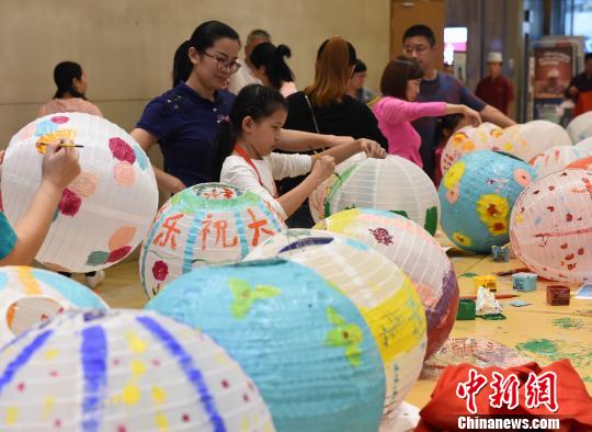 手描きちょうちんで中秋節(jié)　重慶市