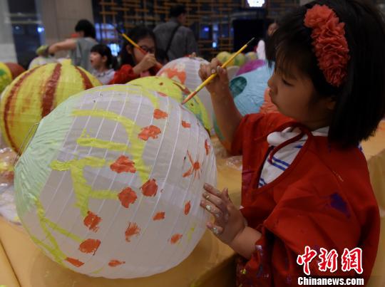 手描きちょうちんで中秋節(jié)　重慶市