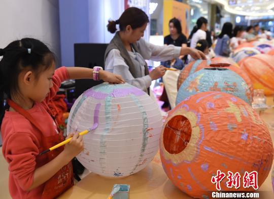 手描きちょうちんで中秋節(jié)　重慶市