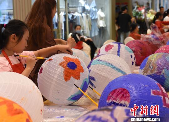 手描きちょうちんで中秋節(jié)　重慶市