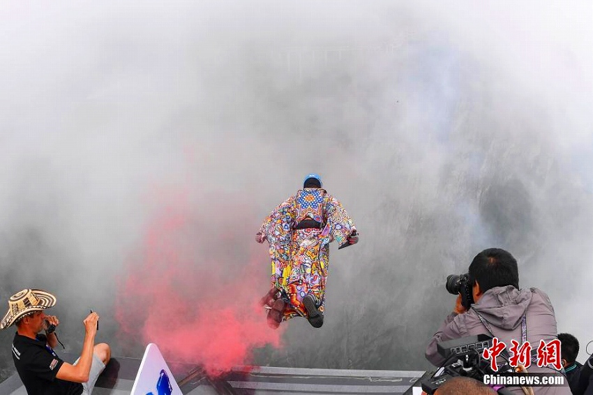 張家界市天門(mén)山でウイングスーツフライング選手権