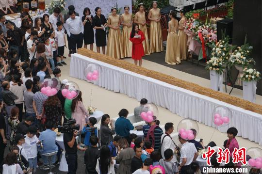 鄭州市で開店祝して市民に長さ15メートルのパンを無料配布