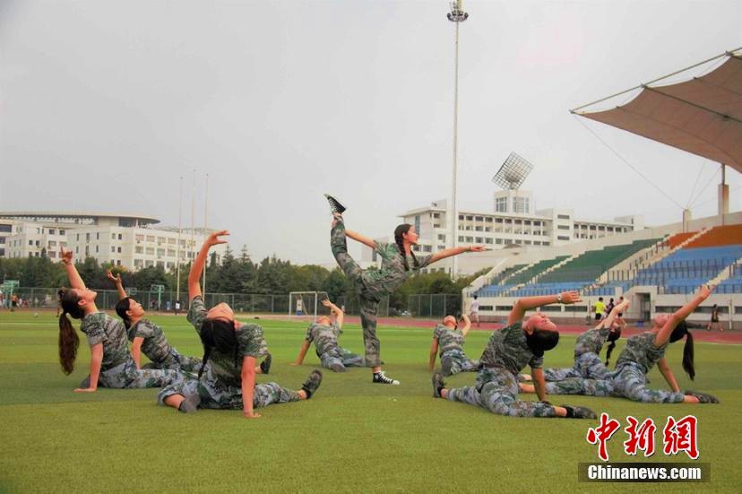 常州大學の女子大生が軍事訓練で美しいポージング披露