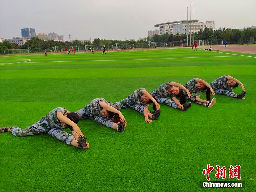 常州大學の女子大生が軍事訓練で美しいポージング披露