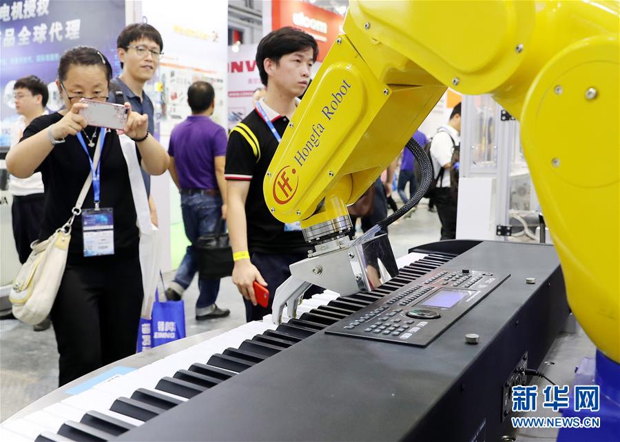 科學(xué)技術(shù)の成果を展示する中國國際工業(yè)博覧會