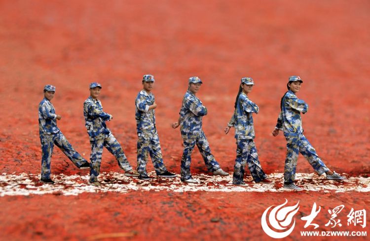 大學(xué)新入生が軍事訓(xùn)練の合間に撮影したトリック寫(xiě)真が話題に　山東省