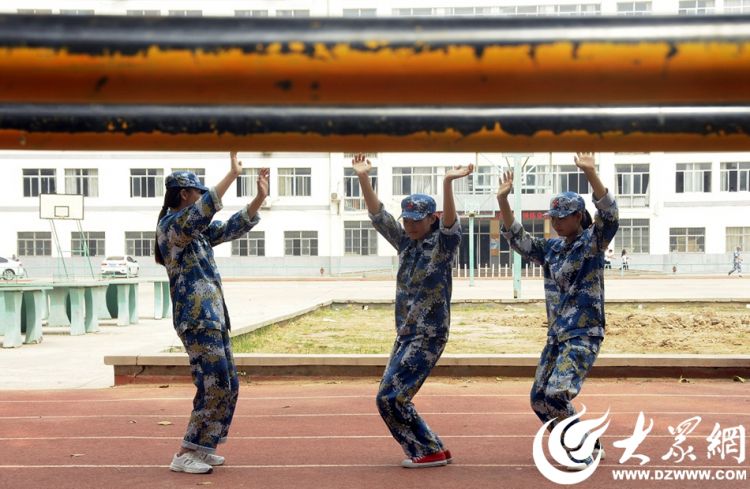 大學(xué)新入生が軍事訓(xùn)練の合間に撮影したトリック寫真が話題に　山東省