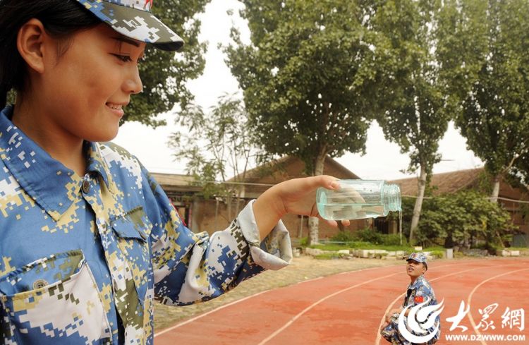 大學(xué)新入生が軍事訓(xùn)練の合間に撮影したトリック寫(xiě)真が話題に　山東省