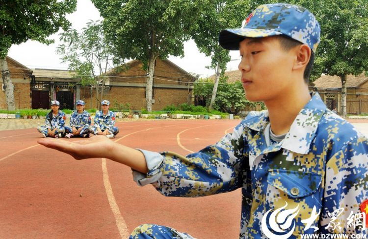 大學新入生が軍事訓練の合間に撮影したトリック寫真が話題に　山東省