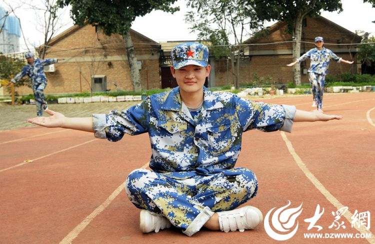 大學(xué)新入生が軍事訓(xùn)練の合間に撮影したトリック寫真が話題に　山東省