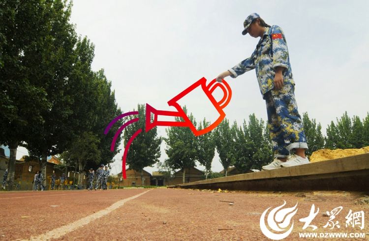 大學(xué)新入生が軍事訓(xùn)練の合間に撮影したトリック寫真が話題に　山東省