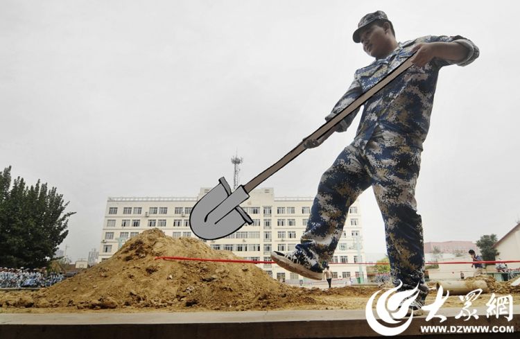 大學新入生が軍事訓練の合間に撮影したトリック寫真が話題に　山東省