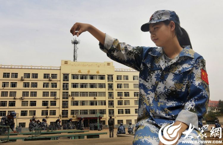 大學(xué)新入生が軍事訓(xùn)練の合間に撮影したトリック寫真が話題に　山東省