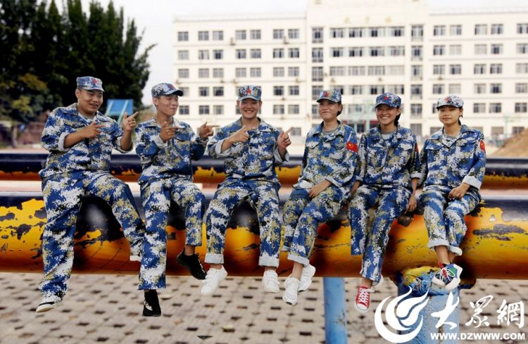 大學(xué)新入生が軍事訓(xùn)練の合間に撮影したトリック寫真が話題に　山東省