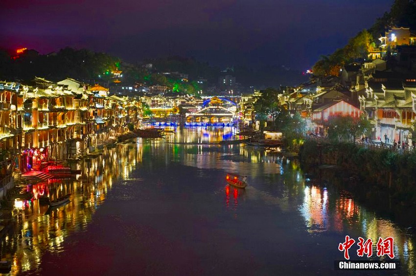 まるで絵畫のような美しさ　ライトアップされた鳳凰古城?沱江の夜景