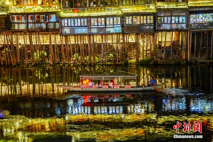 まるで絵畫のような美しさ　ライトアップされた鳳凰古城?沱江の夜景