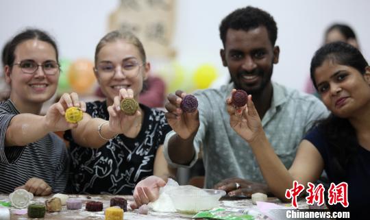 外國(guó)人留學(xué)生が月餅作り 中國(guó)伝統(tǒng)の中秋文化を體験