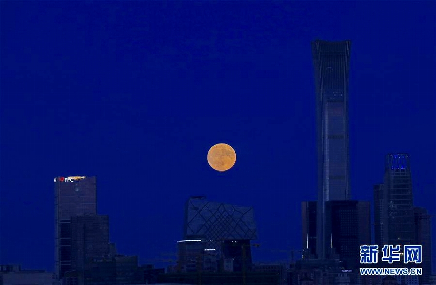 中秋節(jié)の夜空を照らす満月