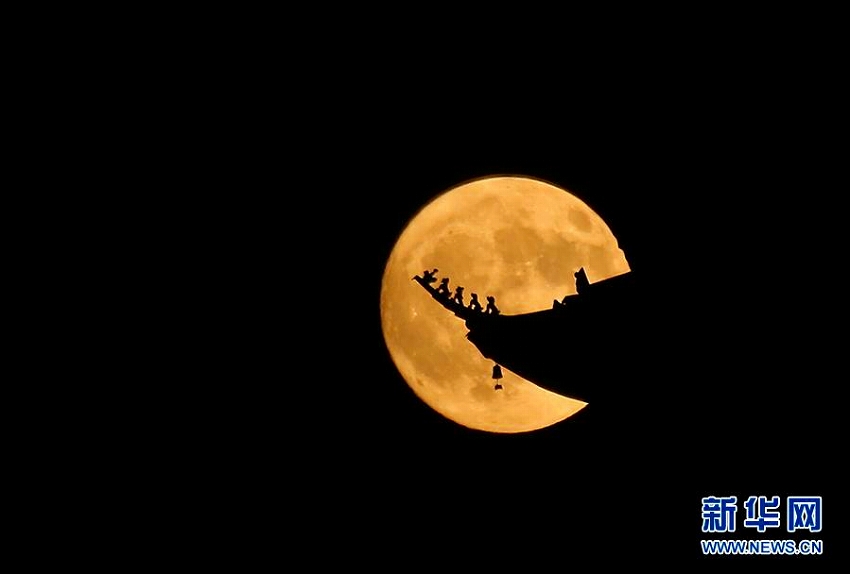 中秋節(jié)の夜空を照らす満月