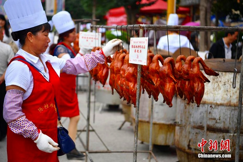 アヒルの丸焼きを堪能！雲(yún)南省宜良でグルメフェス
