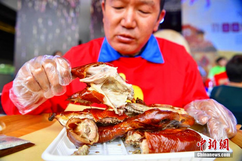 アヒルの丸焼きを堪能！雲(yún)南省宜良でグルメフェス