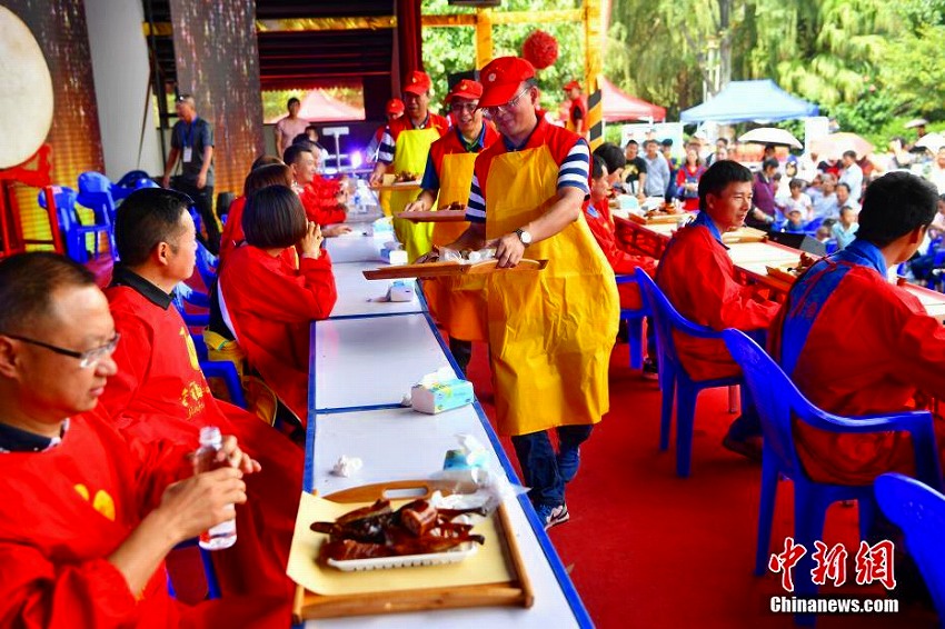 アヒルの丸焼きを堪能！雲(yún)南省宜良でグルメフェス