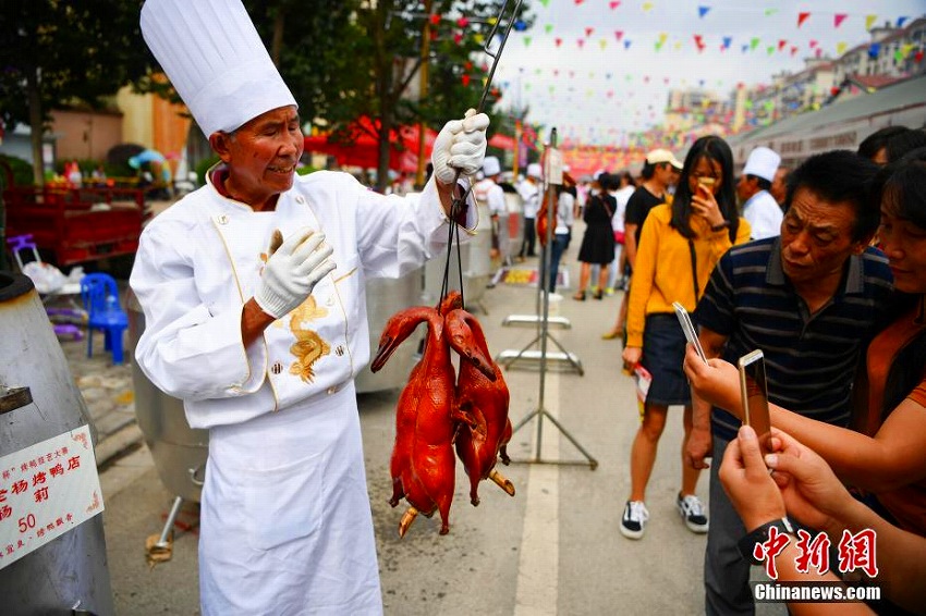 アヒルの丸焼きを堪能！雲(yún)南省宜良でグルメフェス