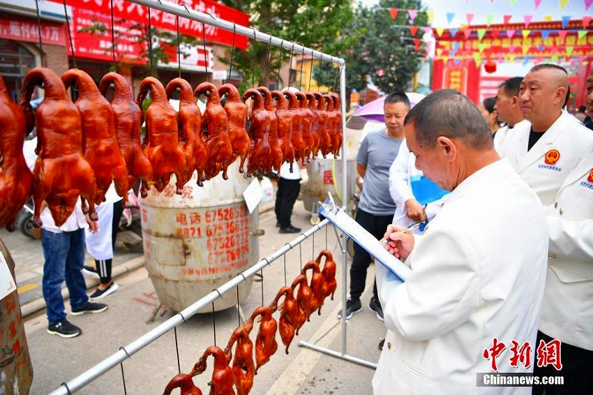 アヒルの丸焼きを堪能！雲(yún)南省宜良でグルメフェス