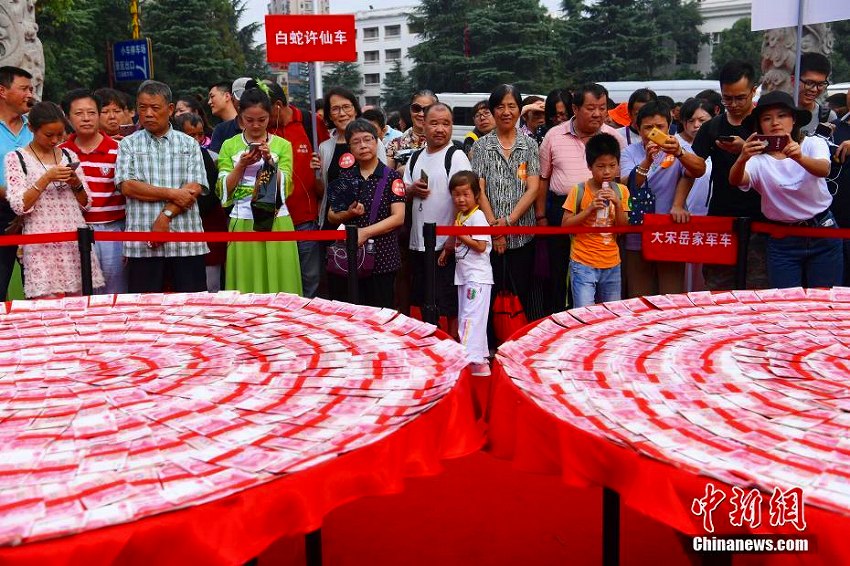 現(xiàn)金 50萬元で作った「巨大月餅」に人々の視線くぎ付け　杭州