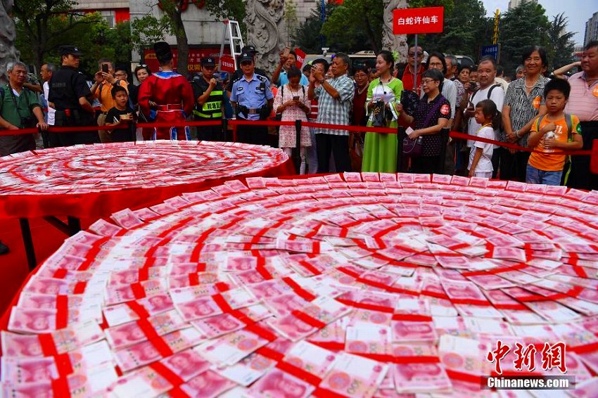 現(xiàn)金 50萬(wàn)元で作った「巨大月餅」に人々の視線くぎ付け　杭州