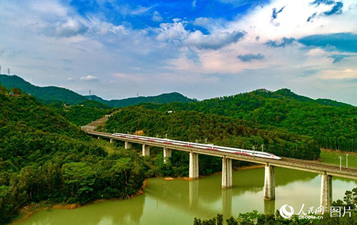 香港と大陸部を結(jié)ぶ高速鉄道　開(kāi)通初日は延べ7萬(wàn)5千人が利用