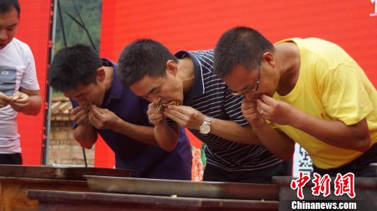 食べて美味しい走らせて楽しい？ 重慶市で上海ガニレース