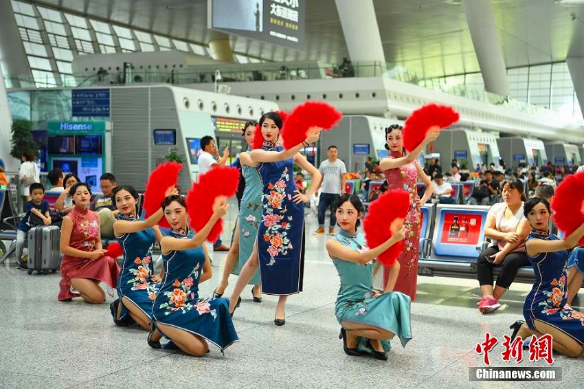 高速鉄道の杭州駅構(gòu)內(nèi)でチャイナドレス美女軍団によるフラッシュモブ