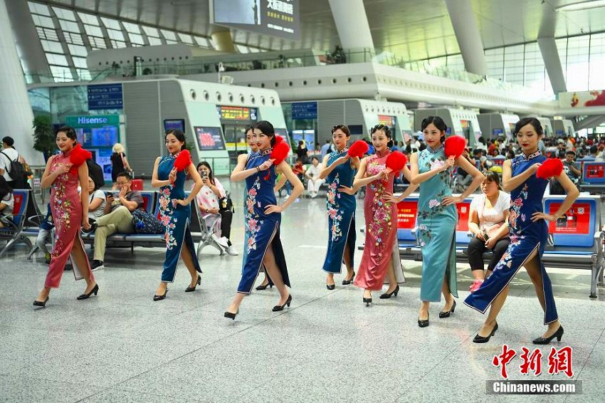 高速鉄道の杭州駅構(gòu)內(nèi)でチャイナドレス美女軍団によるフラッシュモブ