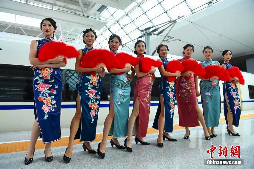 高速鉄道の杭州駅構(gòu)內(nèi)でチャイナドレス美女軍団によるフラッシュモブ