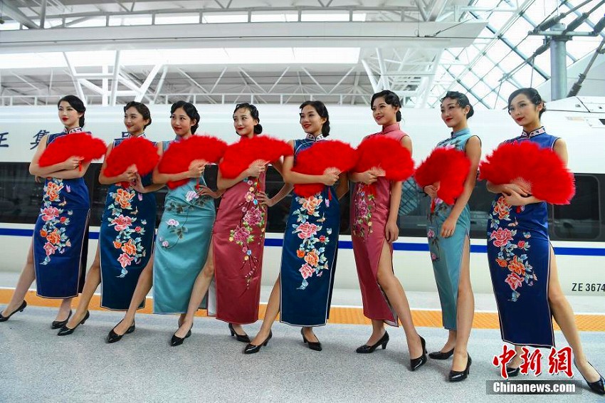 高速鉄道の杭州駅構內でチャイナドレス美女軍団によるフラッシュモブ