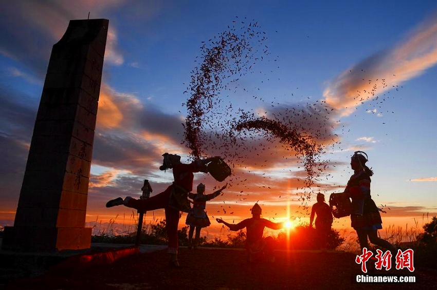 豊作祝い真っ赤なトウガラシ8トンで巨大中國(guó)國(guó)旗　浙江省龍泉山