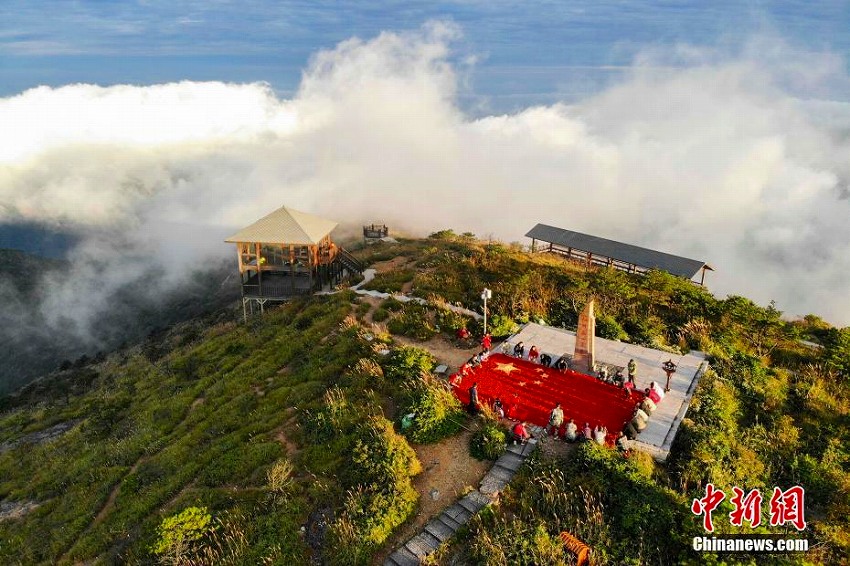 豊作祝い真っ赤なトウガラシ8トンで巨大中國國旗　浙江省龍泉山